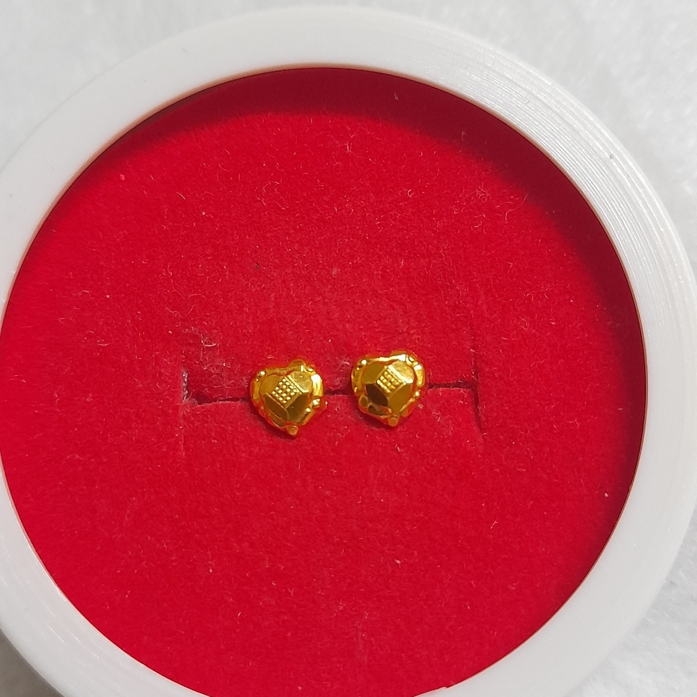 Beautiful new 😍 heart ❤️ shape studs - Picture 8 of 11